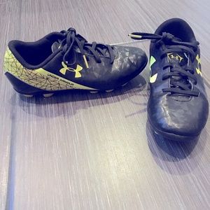 Under Armour soccer cleats, boys 2y